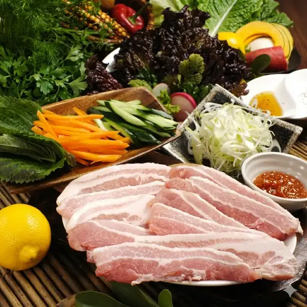 たっぷり野菜でヘルシーに！定番豚バラと、他店にはない希少な「牛ツラミ」サムギョプサルをどうぞ♪
