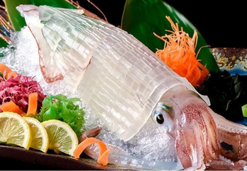 イカの甘みと呼子イカの歯ごたえを心行くまで堪能。当店自慢の『イカ活造り』1杯2,000円より。