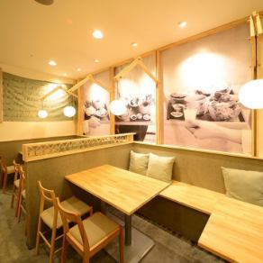 [Table seats for couples, couples, and night cafes ♪ Fashionable and relaxing table seats] Table seats for 2 to 4 people ◎ Inside the store, we use a lot of warm wood and green, and eat at the cafe at the destination It's like being there.Forget the time and enjoy your meal.