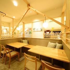 [Table seats for couples, couples, and night cafes ♪ Fashionable and relaxing table seats] Table seats for 2 to 4 people ◎ Inside the store, we use a lot of warm wood and green, and eat at the cafe at the destination It's like being there.Forget the time and enjoy your meal.