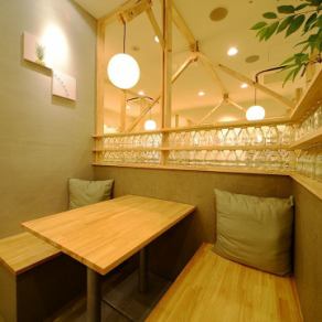 [For meals with moms and families ♪ Semi-private sofa seats] Semi-private sofa seats for up to 4 people ◎ Inside the store, we use a lot of warm wood and green and eat at the cafe at the destination It is an atmosphere like that.Forget the time and enjoy your meal.