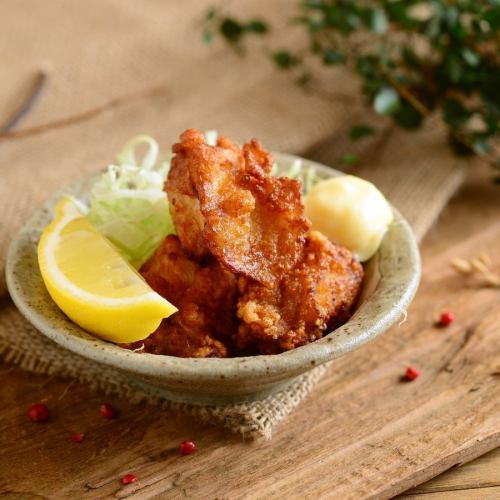 Fried chicken thigh with lemon flavor