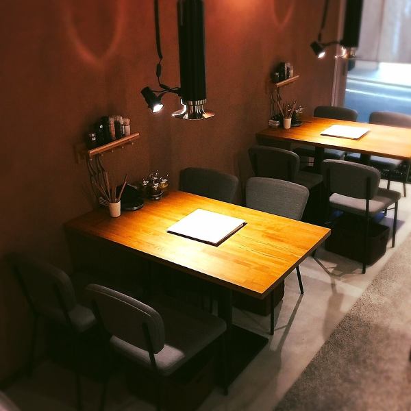 A calm space with dark lighting.Perfect for dates and girls-only gatherings ◎ There are 4 seats x 3 on the 1st floor and 4 seats x 4 on the 2nd floor.Some seats can be used by up to 6 people.