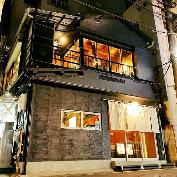 A calm space renovated from an old folk house ♪ A 5-minute walk from Nakameguro Station on the Toyoko Line.There are also private room seats that can accommodate 4 to 6 people, so please use it for small groups.