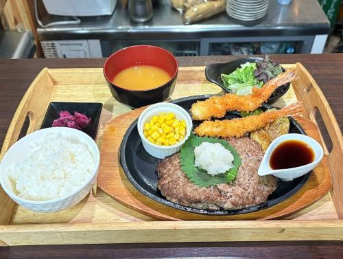 自製漢堡牛排和炸蝦套餐