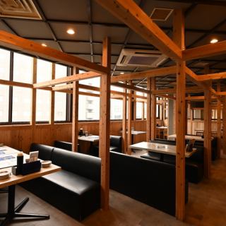 窓際席のロマンティックな雰囲気のお席。女子会や大人合コン、カジュアルなご接待など落ち着いた雰囲気で楽しむのに最適です。駅の近くという立地もあり、集まりやすいのも嬉しいポイントです。【食べ飲み放題/食べ放題/飲み放題/肉/チーズ/サプライズ/誕生日/女子会/個室/天文館】