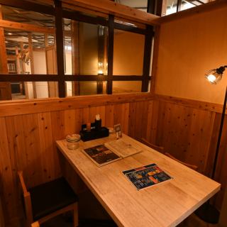 デート・女子会利用に最適な窓際席がございます♪職場のみなさんとのお食事会やご家族でのお食事など、人数に応じてお席の配置はアレンジいたしますので、お気軽にお申し付けください。【食べ飲み放題/食べ放題/飲み放題/肉/チーズ/サプライズ/誕生日/女子会/個室/天文館】