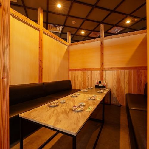 天文館の通りを見下ろしながらお食事をお楽しみいただけるお席もございます♪　お仕事帰りやご友人とのお食事会などの普段使いも、テーブルをつなげてご宴会も大歓迎！【食べ飲み放題/食べ放題/飲み放題/肉/チーズ/サプライズ/誕生日/女子会/個室/天文館】