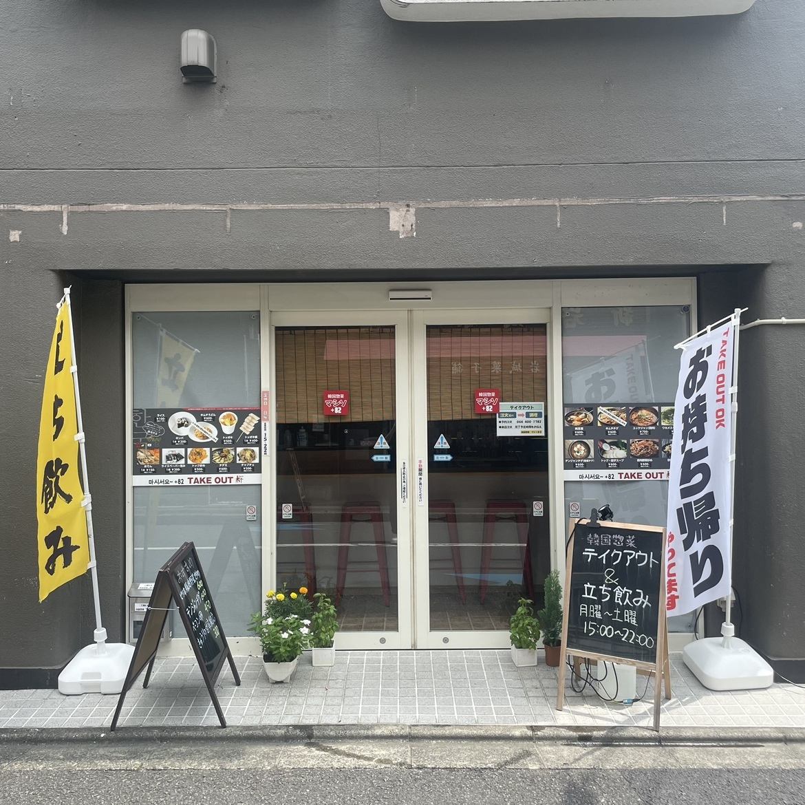 カウンターがメインのお店です。気さくな店主とワイワイ！