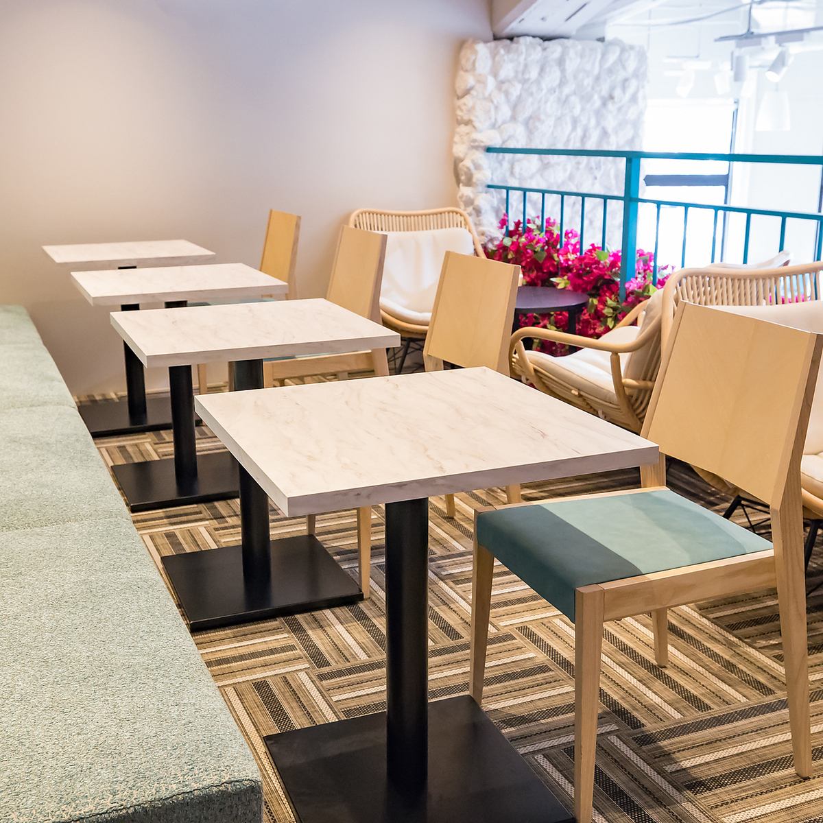 店内プロジェクター完備・ハワイの映像を流しております。