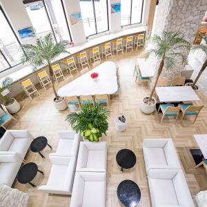 少人数から大人数まで対応できるテーブル席が揃っています。4名様がけや2名様がけの席を合わせて約70席をご用意しております。