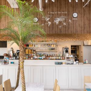 店内はまるで南国の楽園にいるかのような雰囲気が広がっています。カウンター席は10席あり、お一人様でも料理を楽しむことができます。