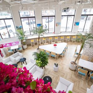 プロジェクターも完備してあるので、大人数での宴会の貸切に対応しております。10名様以上から貸切可能です。