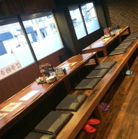 [A calm interior based on wood and black] The orange lighting creates a slightly mature atmosphere.The interior, which is based on black and wood, is a stylish and relaxing space.All the tatami mat seats are prepared by digging, so you can relax and enjoy your meal without folding your legs ◎