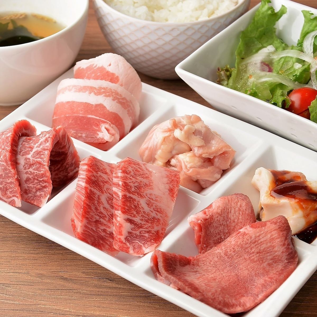Lunch courses featuring thick-sliced tongue and wagyu beef are very popular!