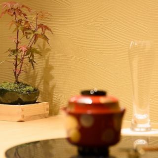 Spacious counter seats with 11 seats.The Japanese-style counter seats are popular, where you can enjoy the skill of the chef while having a conversation.