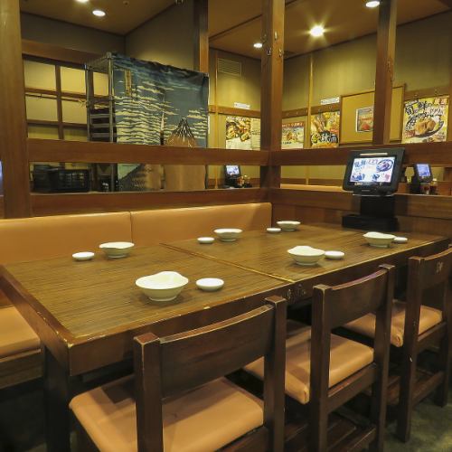 <p>様々なテーブル席を多数ご用意♪人数に応じて最適なお席へとご案内いたします★ゆったり過ごせる席は親しい友人との語らいにおすすめです♪</p>