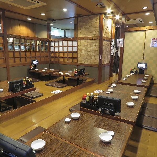 活気ある店内で乾杯！！レイアウト自在のテーブル席は各種大型宴会にとっても便利◎打上げや各種宴会に皆様で楽しめるスペースもございます