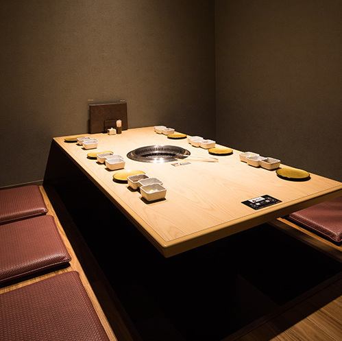 白木をベースにシックな雰囲気。完全個室の掘りごたつ席が人気！