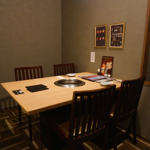 <p>おしゃれで大人の雰囲気が漂うテーブル席。やわらかな照明が、心をなごやかにさせてくれます。友人同士での会食や、会社の同僚との食事など、ゆっくりと食事を楽しむことができる大人の空間。</p>