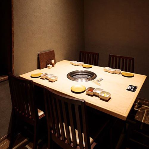 <p>Table seats with a fashionable and mature atmosphere.The soft lighting makes your heart mellow.An adult space where you can enjoy a leisurely meal, such as a dinner with friends or a meal with a colleague at the company.</p>