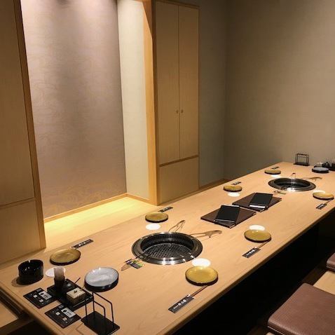 All the private rooms have a relaxed Japanese atmosphere in a private room, so you can relax and relax.Recommended when entertaining important people, such as company entertainment and important dinners.Available for up to 12 people.