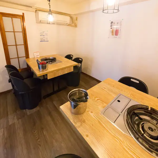 6名様用テーブル4卓、4名様用2卓を備え、友人同士や会社会社帰りの飲み会、女子会など様々なシーンにピッタリのお店です！ペット同伴もOKなお店なので、愛犬と特別な時間を過ごせますよ◎是非思いのままにお過ごしください♪
