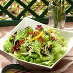 海の幸入りサラダ上海風ドレッシング