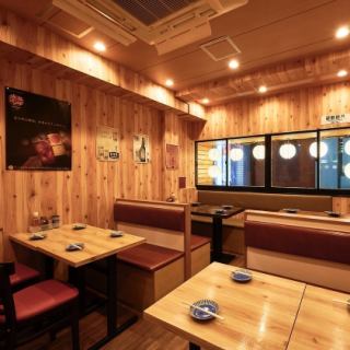 【在新宿人氣包間居酒屋吃到烤雞肉串和肉壽司！】備有各種大小的包廂♪包廂有可容納2～8人的包廂，也有最多可容納的包廂到50人。馬蘇。請隨時預約私人房間。