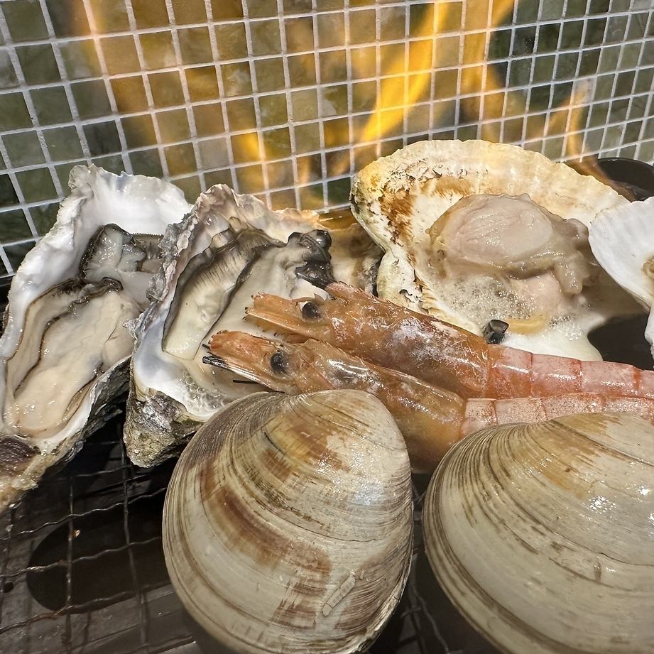 都会で楽しむ浜焼き！産地直送の新鮮魚介を豪快に焼きあげる！飲み放題もあります◎