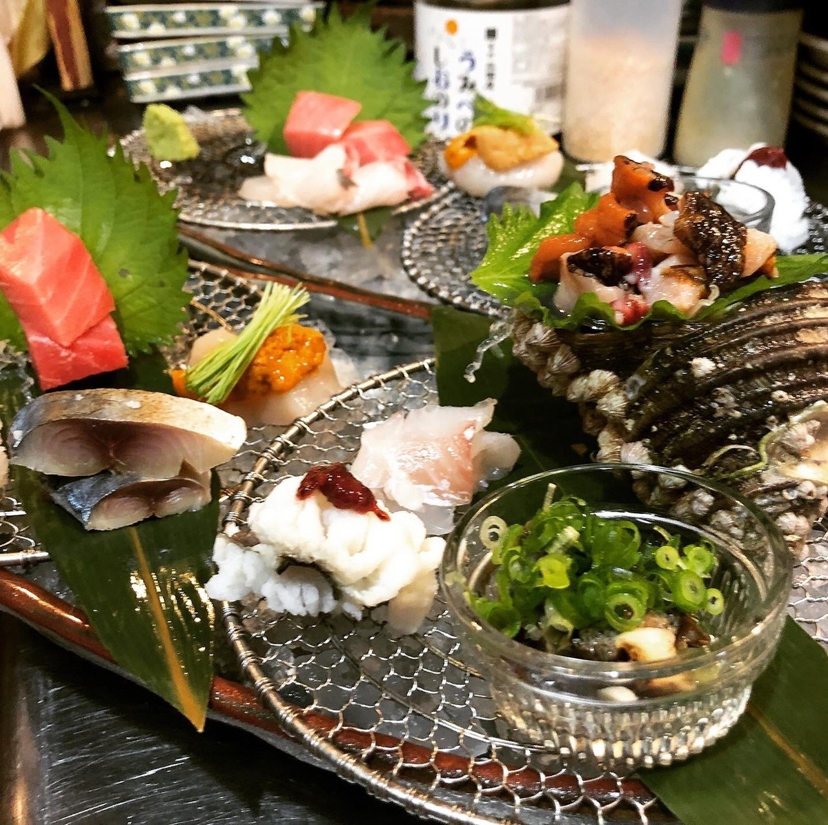 みやまえでは旬の鮮魚や貝物を揃えております。