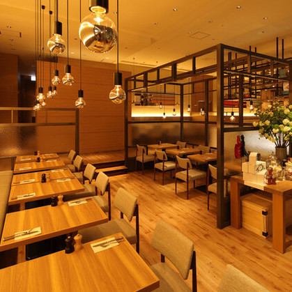 広々としている店内は開放感があり居心地も抜群。メニューの種類も豊富で気分に合わせてお食事をお楽しみいただけます。女子会やデート、ご家族様とのご利用にもおすすめ！こだわりのデザートメニューもございますので、〆のデザートを食べに二軒目としてのご利用も◎お料理のラストオーダーは21:00です！