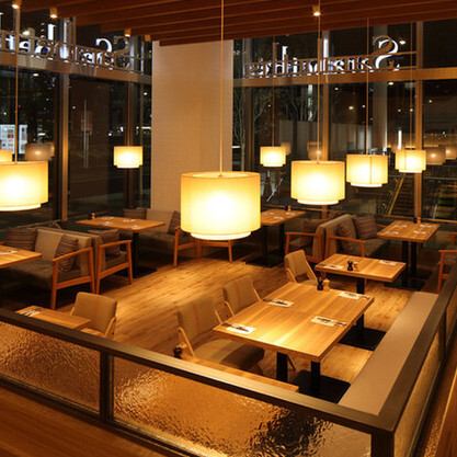 夜は落ち着いた大人の雰囲気を感じる店内…ご利用される時間によって印象の変わる魅力的な空間をご提供いたします。早い時間帯は、店内の大きな窓から日が差しとても明るい雰囲気の中お過ごしいただけます。朝9時から営業しており、モーニングに食べたいメニューも豊富にご用意しております♪