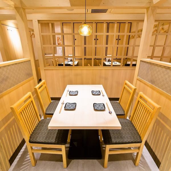 [Table seats] The interior of the restaurant has a wood-based atmosphere. We can flexibly accommodate your needs, such as private rooms and entire floors.[Umeda All-you-can-drink banquet seafood meat]