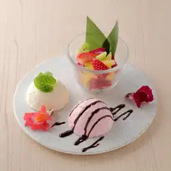 2種のアイスとフルーツプレート