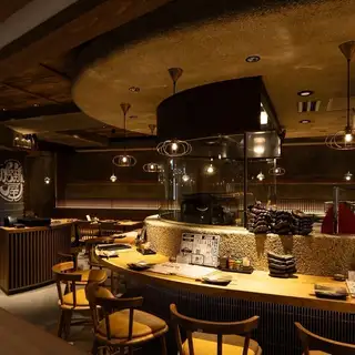 カジュアルな集まりから、特別な日のディナーまで、多彩なシーンでご利用いただけます。美味しい料理とドリンクを満喫。会話が弾むこと間違いなし★
