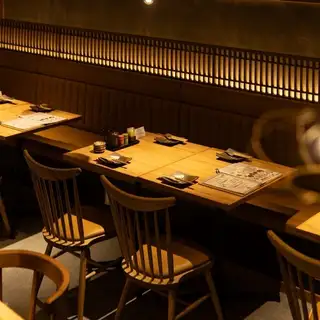 落ち着いた雰囲気のテーブル席。木材をふんだんに使用。心地良い空間が素敵なひとときを演出いたします。ゆったりくつろいでお過ごしいただけます。