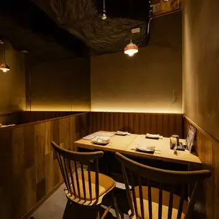 ご家族や親しい友人との集まりはもちろん、お祝い事にもおすすめ。木のぬくもりに包まれた特別な空間で、心に残るひとときをお過ごしください。