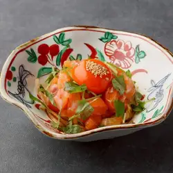 サーモンの燻製ユッケ