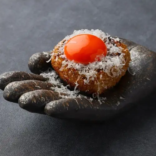 焼きおにぎり卵黄ペコリーノ