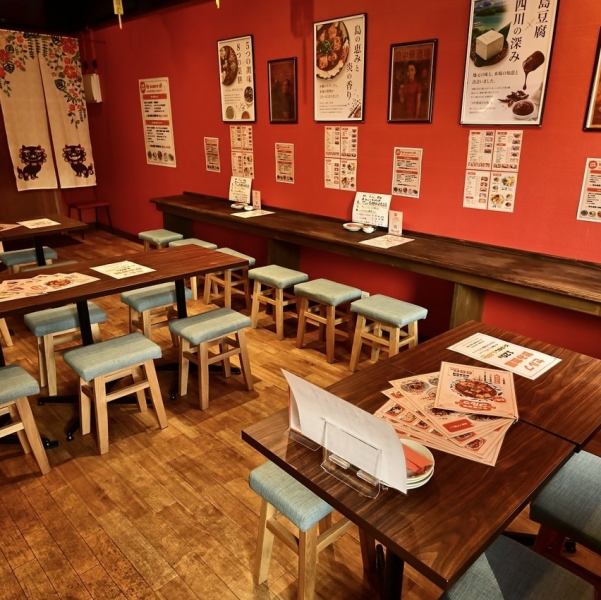 The cozy interior of the restaurant is popular with both locals and tourists, with many repeat customers.This is a place where you can relax and enjoy your drinks as if you were at home.