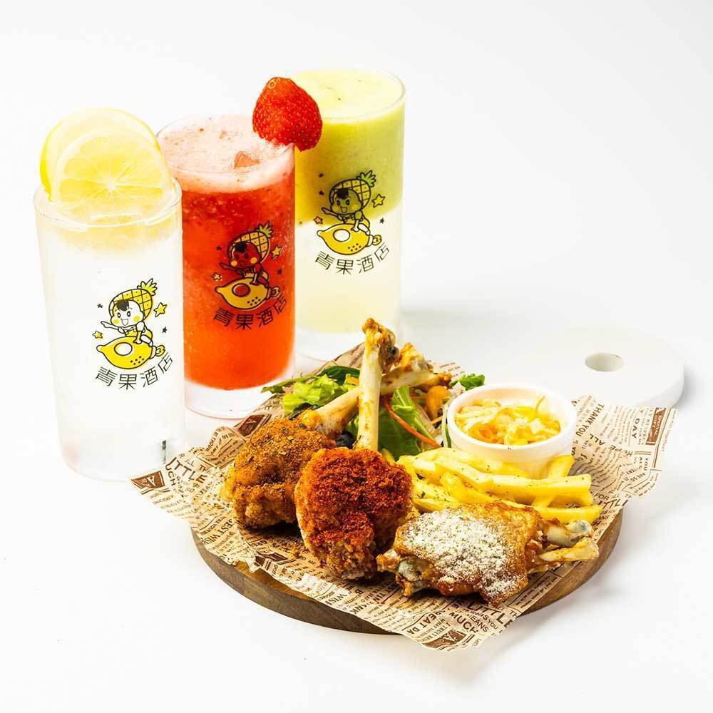 A shop that takes pride in its freshly squeezed sour made from seasonal fruits and spiced Miyazaki chicken.