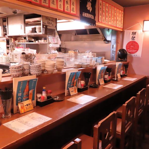 当店では、カウンター席をご用意しており、一人でも気軽にご利用いただけます。忙しい日常の中で、サクッと飲んだりサクッと食事を楽しむのにぴったりの場所です。仕事帰りやちょっとした空き時間等に、気軽に立ち寄れる雰囲気なので、是非お越しください！