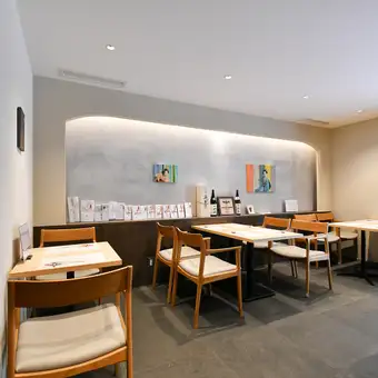 Three tables with 12 seats each.This seating area, with its movable tables, allows groups of 8 to 12 people to enjoy their meal side-by-side.Please use our services for entertaining clients or for banquets.