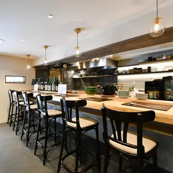 Enjoy a relaxing time at our counter, crafted from a single slab of Yoshino cypress! We have a counter with seating for 7, where you can enjoy the live kitchen atmosphere.It's recommended for adult meals or casual dates.