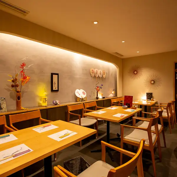 【4名テーブル×3卓】ゆったりとしたお席でお食事と会話が楽しめる空間です。落ち着いた雰囲気の店内で旅行の疲れをいやすのはもちろん接待や会食～会社宴会まで承っております。
