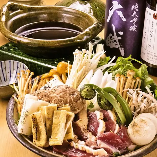 用新鮮時令食材製作的火鍋
