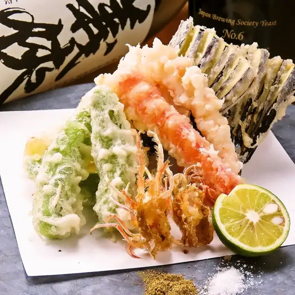 四季折々の旬の素材が楽しめる『旬菜天ぷら盛り合わせ』1200円