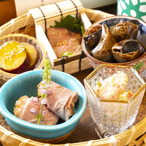 小皿で楽しめる各種『おばんざい盛り』をご提供しております。