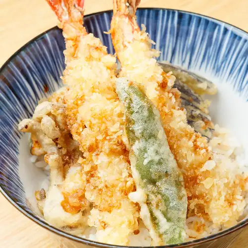 米飯和油炸魚碗